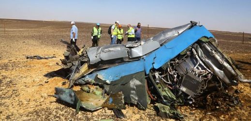 Egyptští vyšetřovatelé a trosky ruského letadla.