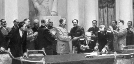 Obraz L. Šmaťka, na němž si Stalin a Mao Ce-tung tisknou ruce pod velikou sochou V. I. Lenina (ilustrační foto).