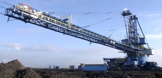 Na snímku zakladač zeminy ZD 2100 Mostecké uhelné společnosti (MUS) v Mostě.