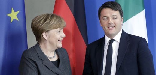Německá kancléřka Angela Merkelová a italský premiér Matteo Renzi na společném jednání v Berlíně.