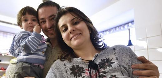 Na snímku je osmadvacetiletý Marwán Matti s dcerou Masarrou, vpravo je jeho žena Nibrás. Křesťanští uprchlíci z Iráku bydlí v rekreačním středisku Okrouhlík.