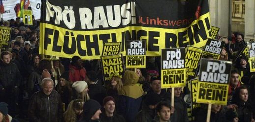 Fotografie z protestů, které provázejí akademický ples ve Vídni. Znění demonstračních nápisů: "Vyhnat FPÖ a nacisty. Uprchlíci vítejte."