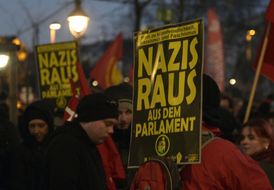 Plakáty demonstrantů hlásají "Nacisti ven z parlamentu."