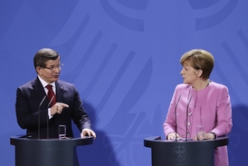 Ahmet Davutoglu a Angela Merkelová.