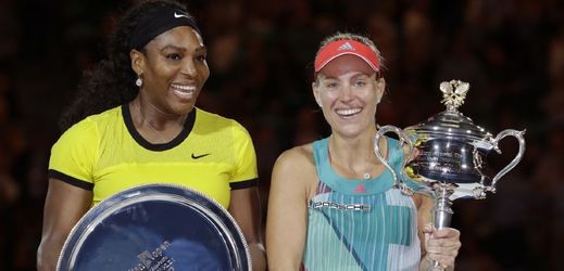 Serena Williamsová (vpravo) se svou úspěšnou soupeřkou.