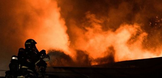Rozsáhlý požár v krejčovské dílně v Moskvě.