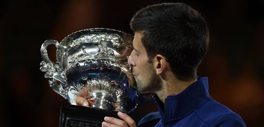 Novak Djokovič s trofejí pro vítěze Australian Open.