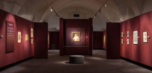 Výstavu Tiziano Vanitas můžete vidět do 20. března 2016 v Císařské konírně Pražského hradu každý den. Na snímku ve středu Tizianův obraz Flóra zapůjčený z galerie Uffizi ve Flovencii.