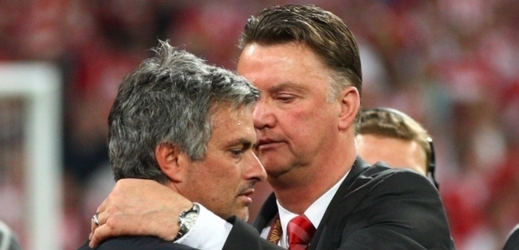 Louis van Gaal, trenér Manchesteru United (vpravo) s José Mourinhem (foto z roku 2010).