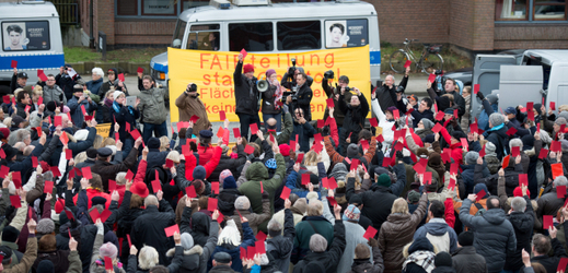 Protesty v německém Hamburku proti přijímání velkého počtu běženců.
