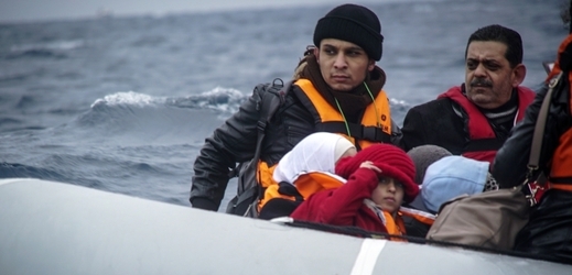 Uprchlíci na člunu směřujícím k Řecku.