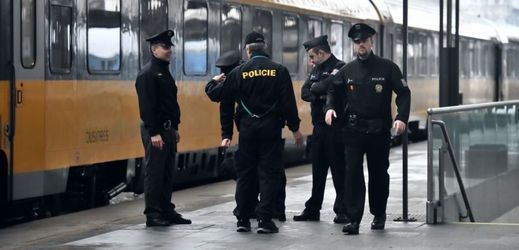 Policisté prohledávají kvůli anonymnímu oznámení vlaky.
