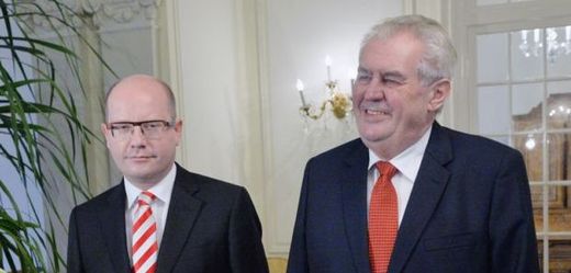 Vztahy mezi premiérem Bohuslavem Sobotkou (vlevo) a prezidentem Milošem Zemanem poněkud "skřípají".