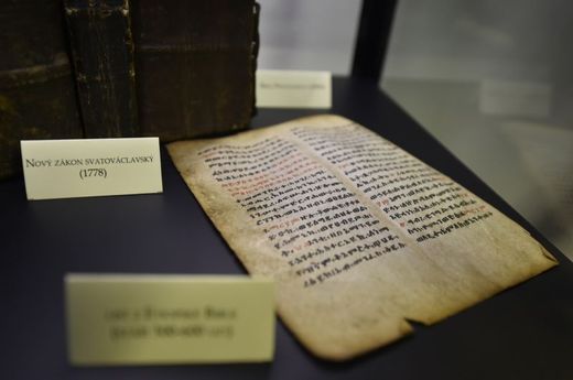 Na snímku vpravo je list z 300 let staré etiopské bible.