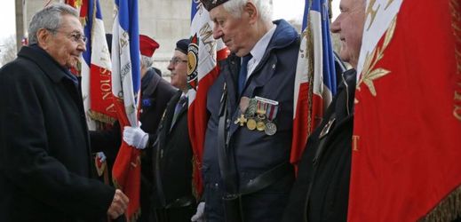 Raúl Castro si potřásá rukou s veterány při ceremonii u Hrobu neznámého vojína. 