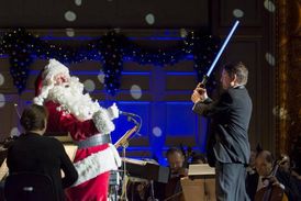 Keith Lockhart uvedl v Bostonu hudbu k filmu Star Wars: Síla se probouzí. Orchestr Boston Pops dirigoval stylově se svítícím mečem Emotikona smile a nechyběl ani Santa Claus. Emotikona smile se česko-slovenskému publiku představí poprvé na únorových koncertech Best Of Broadway.