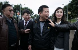 Bývalý vězeň Chen Man (druhý zprava) se po propuštění z věznice vítá s přáteli.