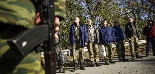 Příprava na výměnu zajatců v Doněcku na východní Ukrajině.