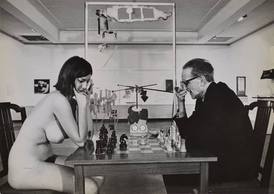 Marcel Duchamp, výtvarník a šachista, se narodil roku 1887 v Normandii ve Francii, ale většinu svého života prožil v USA.