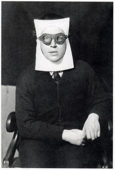 André Breton (narozený roku 1896), francouzský básník a prozaik, pokládaný za zakladatele surrealismu.