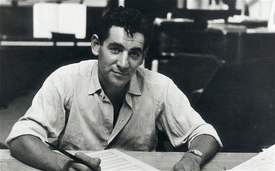 Leonard Bernstein, americký hudební skladatel, klavírista a dirigent.