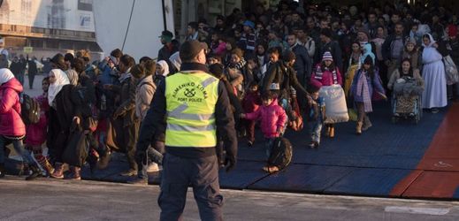 Uprchlíci, kteří dorazili v pondělí do Atén.