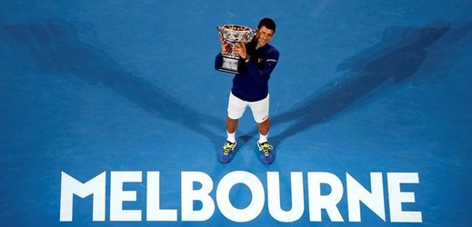 Novak Djokovič se svou jedenáctou grandslamovou trofejí.