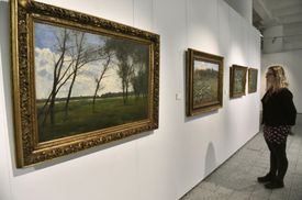 Výstava malíře Antonína Slavíčka s názvem Mezi životem a uměním v Krajské galerii výtvarného umění ve Zlíně. Na snímku je obraz Krajina z Polabí.