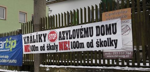 Protestní transparent místních obyvatel v Králíkách na Orlickoústecku proti vzniku azylového centra pro uprchlíky v areálu bývalého výchovného ústavu a dětského domova.