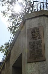 Bronzová pamětní deska s reliéfní podobiznou Pavla Tigrida na Praze 1 v ulici U Starého hřbitova 3 u domu čp.39.