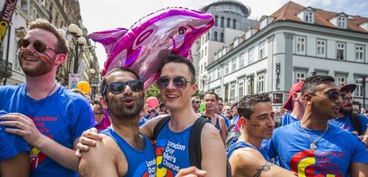 Soudce Zbránek kritizoval ve svých článcích i gaye. Prague Pride 2015.