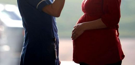 Těhotné ženy ruší své rezervace nebo letenky přesměrovávají na Floridu.