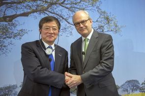 Vlevo Ren Jianxin, předseda ChemChiny (China National Chemical Corporation) a Michel Demare, předseda představenstva společnosti Syngenta.