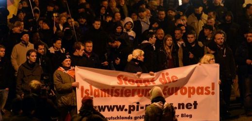 Příznivci pegidy nesou transparent, který hlásá Zastavte islamizaci Evropy během demonstrace v Postupimi v Německu.