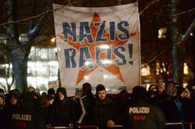 Demonstranti vystupují proti hnutí pegida v Postupimi, drží nápis se zněním Pryč s nacisty!