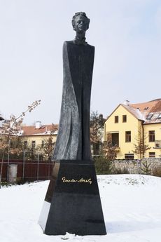 Socha hudebního skladatele a dirigenta Gustava Mahlera sochaře Jana Koblasy na místě bývalé synagogy v Jihlavě.