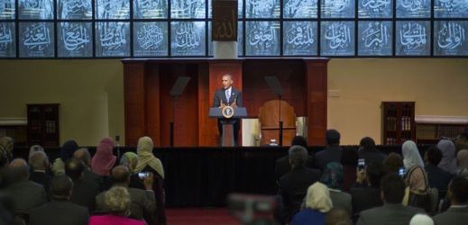 Americký prezident Barack Obama při návštěvě mešity v Baltimore kritizoval jako neomluvitelné útoky některých politiků proti muslimům a islámu. 