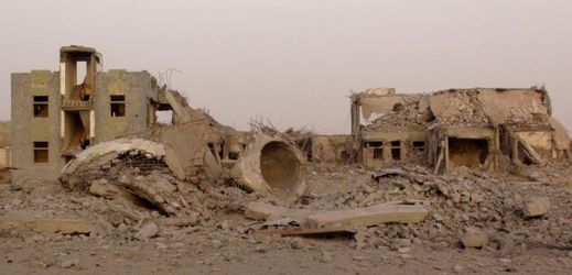 Následky bombardování v jižní části Jemenu (ilustrační foto).