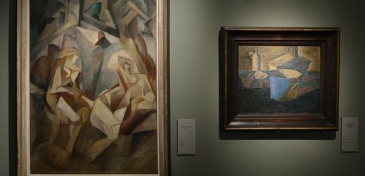 Kubistický obraz od Emila Filly (vlevo).