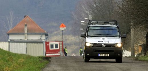 Policisté přebírají areál muničních skladů ve Vrběticích.
