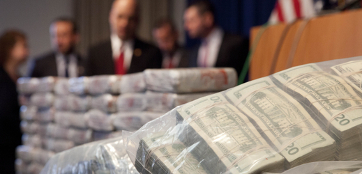 Foto z jednání DAE. Na snímku pytle s drogami a penězi, které drogy "vydělaly" (ilustrační foto).