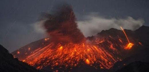 Erupce japonské sopky.
