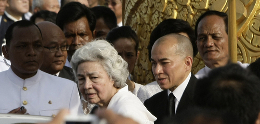 Kambodžský král Norodom Sihamoni uprostřed vpravo.