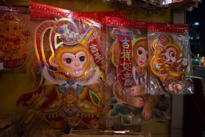 Přípravy na tradiční slavnostní novoroční trh v čínském Guangzhou. Tento rok bude ve znamení Opice.