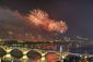 Novoroční ohňostroj nad mostem ve městě Changsha.