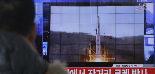 Jihokorejec sleduje zprávu o vypuštění rakety.