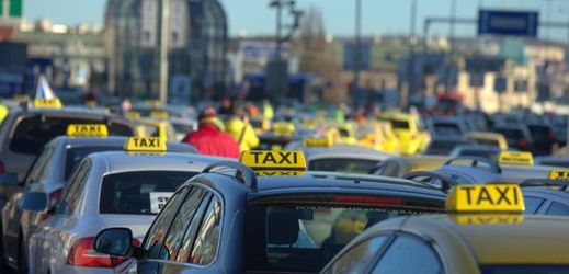 Taxikáři protestují proti alternativním taxislužbám a nastavení cenového stropu.