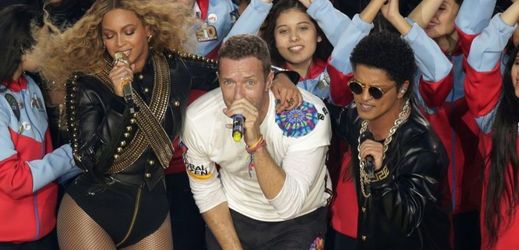 Beyoncé vystoupila společně se zpěvákem Coldplay a Brunem Marsem.