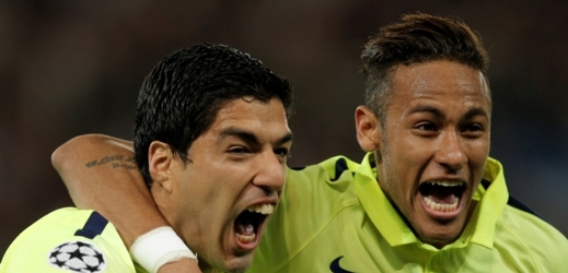 Neymar a Luis Suárez.  
