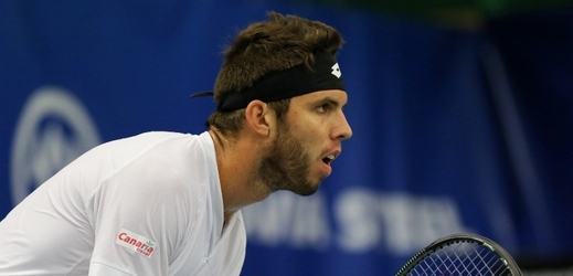 Souboj českých daviscupových reprezentantů v 1. kole tenisového turnaje v Rotterdamu zvládl lépe Jiří Veselý.